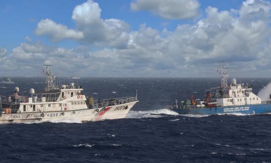 China Coast Guard ship (left) and a Vietnam Marine Guard ship (right) 